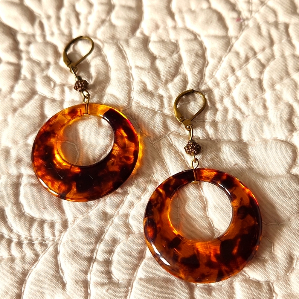 Tortious circle drop earings.